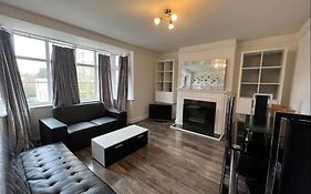 Bright And Spacious 2 Bedroom Apartment