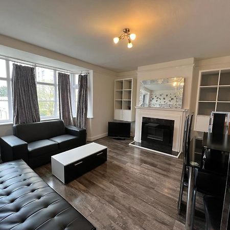 Bright And Spacious 2 Bedroom Apartment Sutton  Exterior photo