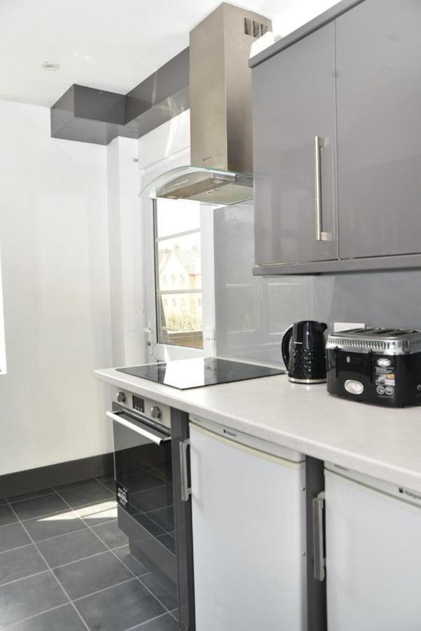 Bright And Spacious 2 Bedroom Apartment Sutton  Exterior photo