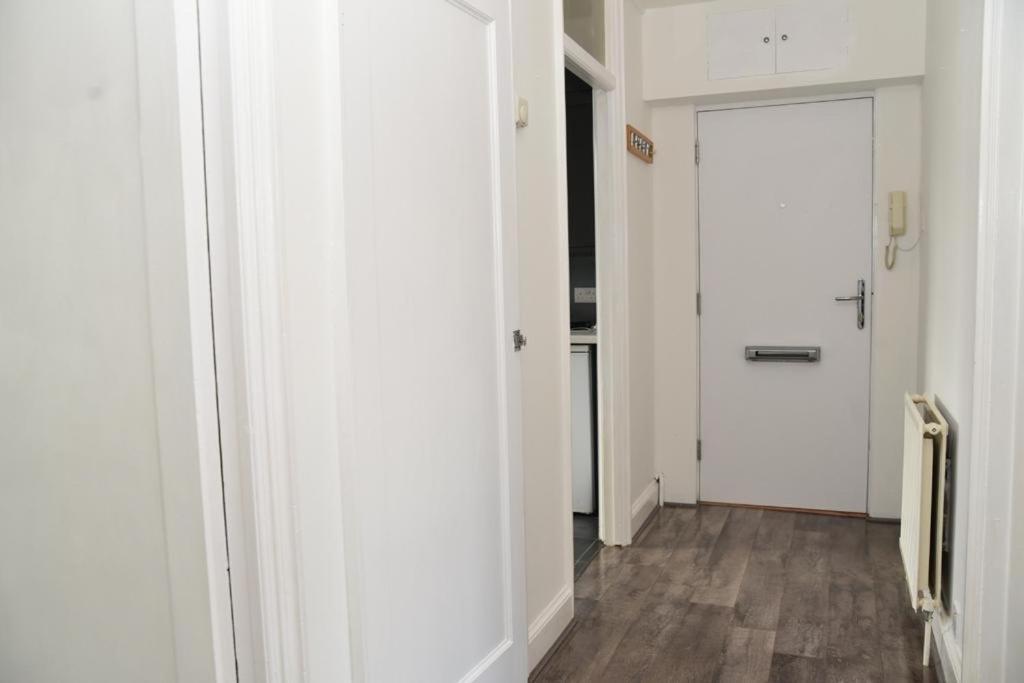 Bright And Spacious 2 Bedroom Apartment Sutton  Exterior photo