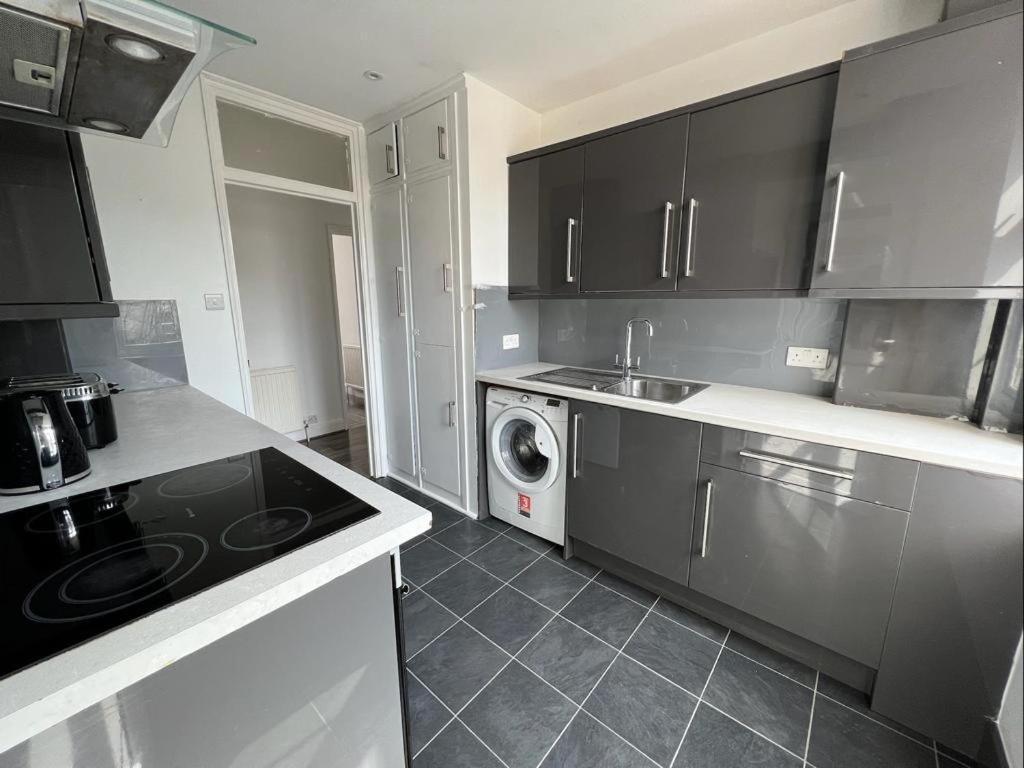 Bright And Spacious 2 Bedroom Apartment Sutton  Exterior photo