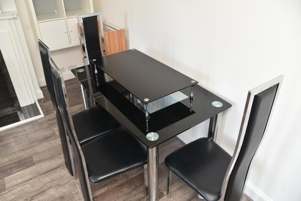 Bright And Spacious 2 Bedroom Apartment Sutton  Exterior photo
